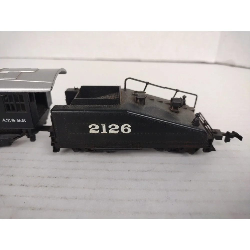HO Bachmann AT&SF 0-6-0 Steam Locomotive Lighted and #2126 Tender